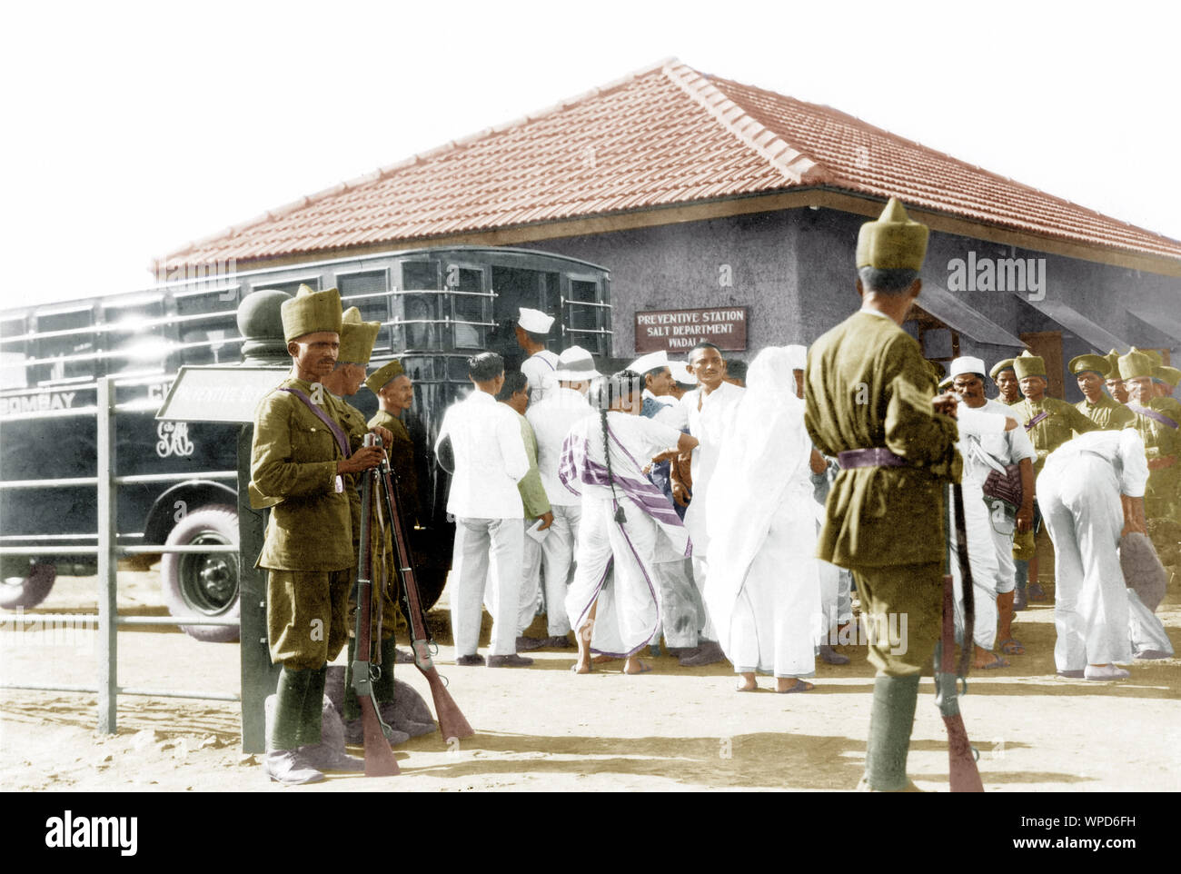 Obtención Satyagrahis detenidos preventivos, estación, Wadala, Mumbai, India, Asia, mayo de 1930 Foto de stock