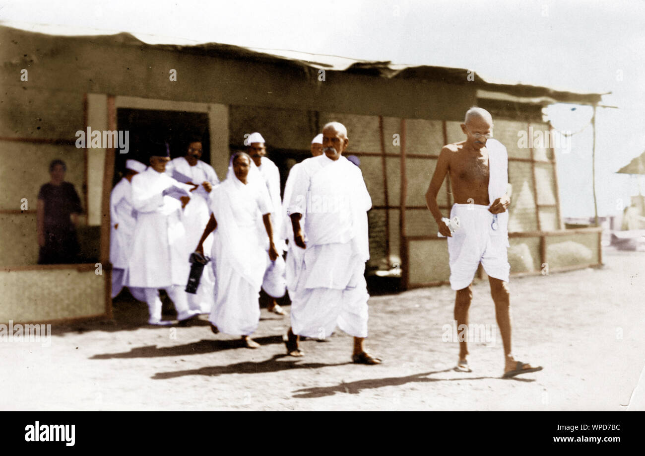 Mahatma Gandhi seguido de Sardar Vallabhbhai Patel durante el Congreso de Karachi, India, Asia, marzo de 1931 Foto de stock