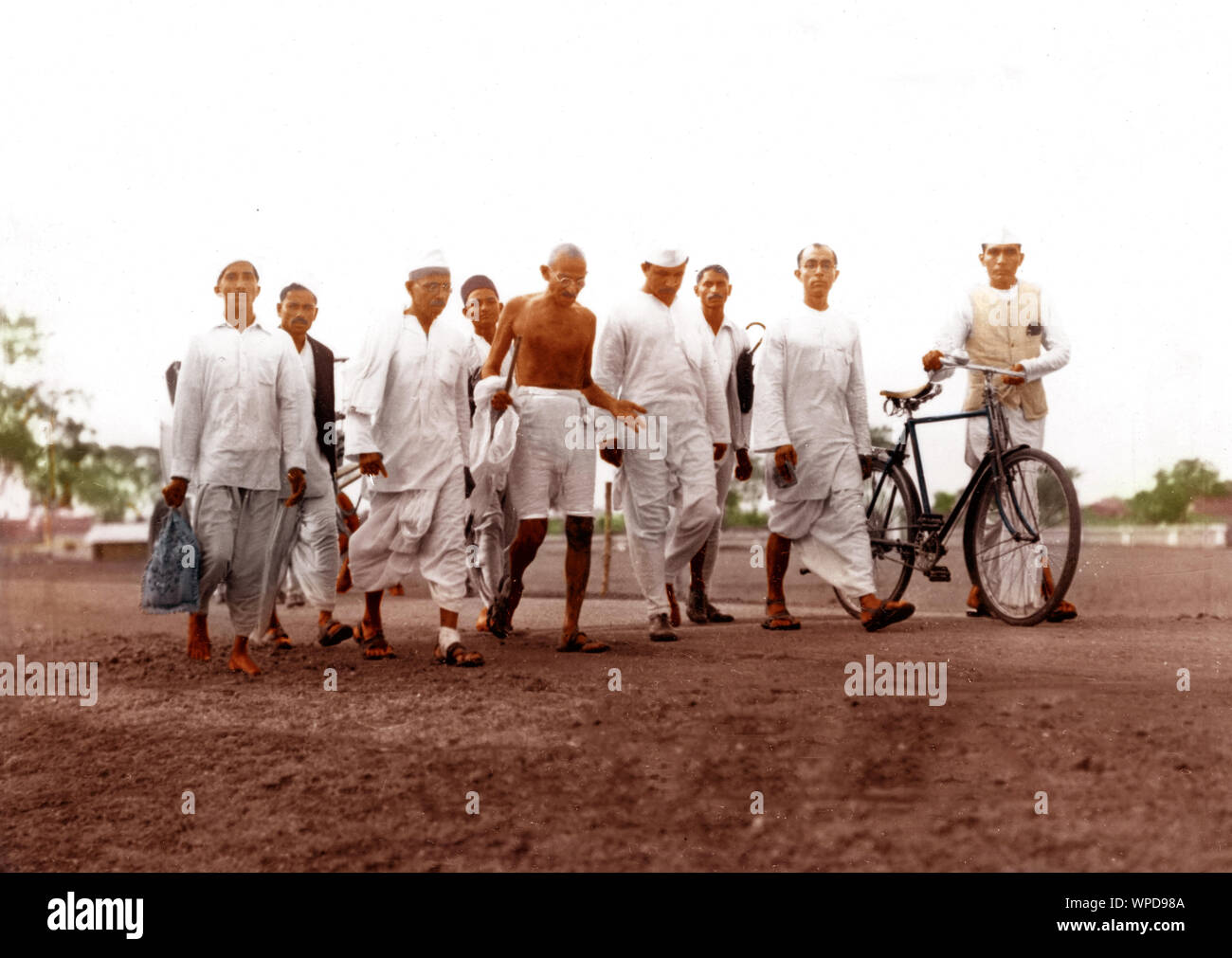 Mahatma Gandhi llegan caminando de Sevagram a Wardha, Maharashtra, India, Asia, 30 de abril de 1936 Foto de stock