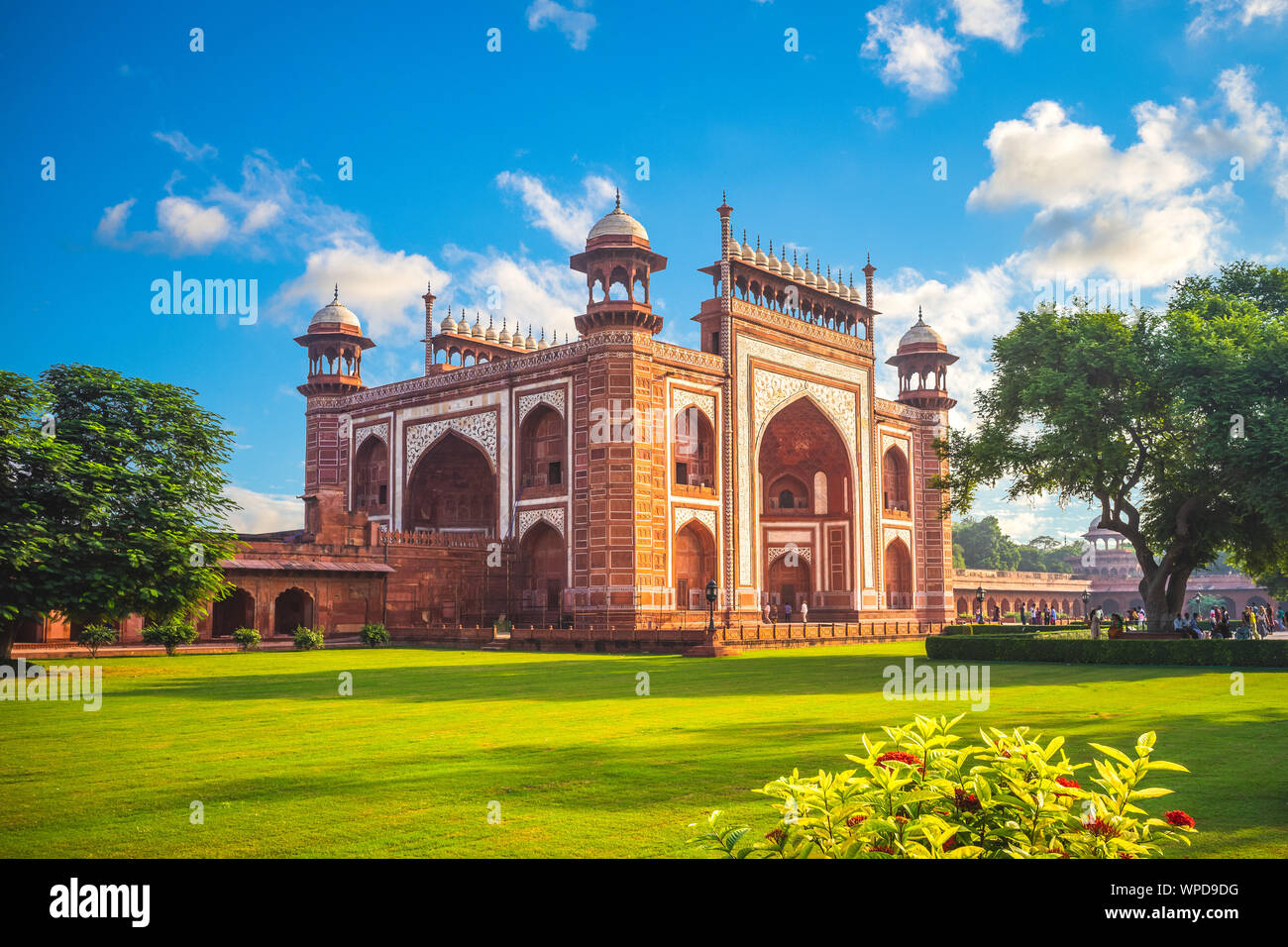 La gran puerta a Taj Mahal en Agra, India Foto de stock