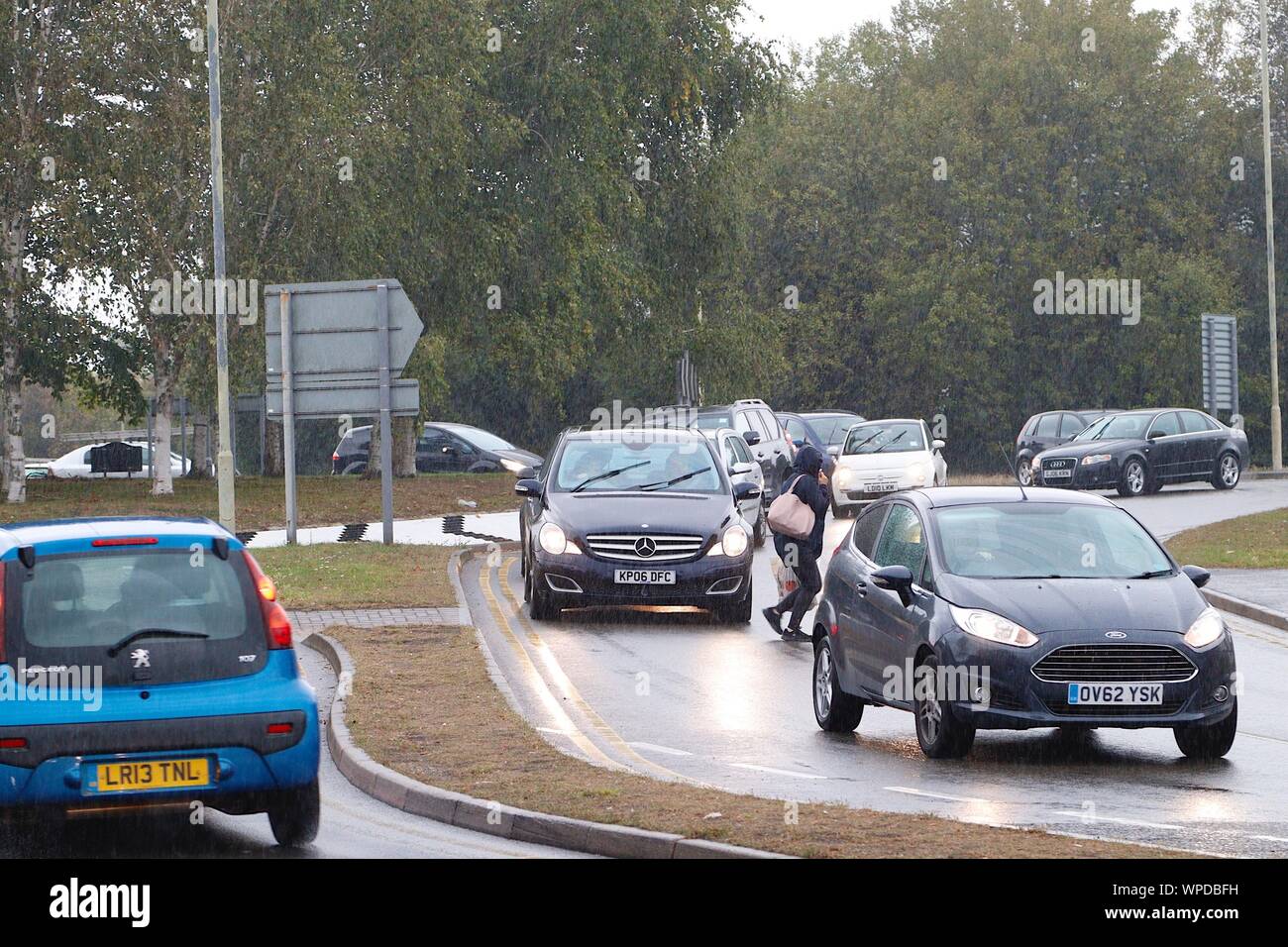 Ashford, Kent, UK. 09 Sep, 2019. El clima del REINO UNIDO: Familias caminando a la escuela los niños se mojan en la lluvia torrencial que se espera que permanezca durante todo el día. ©Pablo Lawrenson 2019, Crédito de la Foto: Paul Lawrenson/Alamy Live News Foto de stock