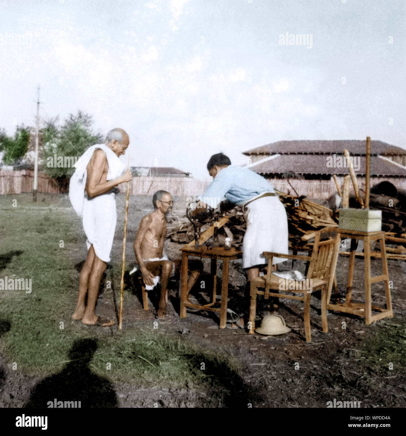 Mahatma Gandhi viendo leproso paciente Parchure Shastri tratadas, Wardha, India, Asia, 1940 Foto de stock