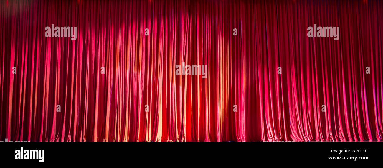 Cortinas rojas panorama cerrado y las luces de una escena Fotografía de  stock - Alamy