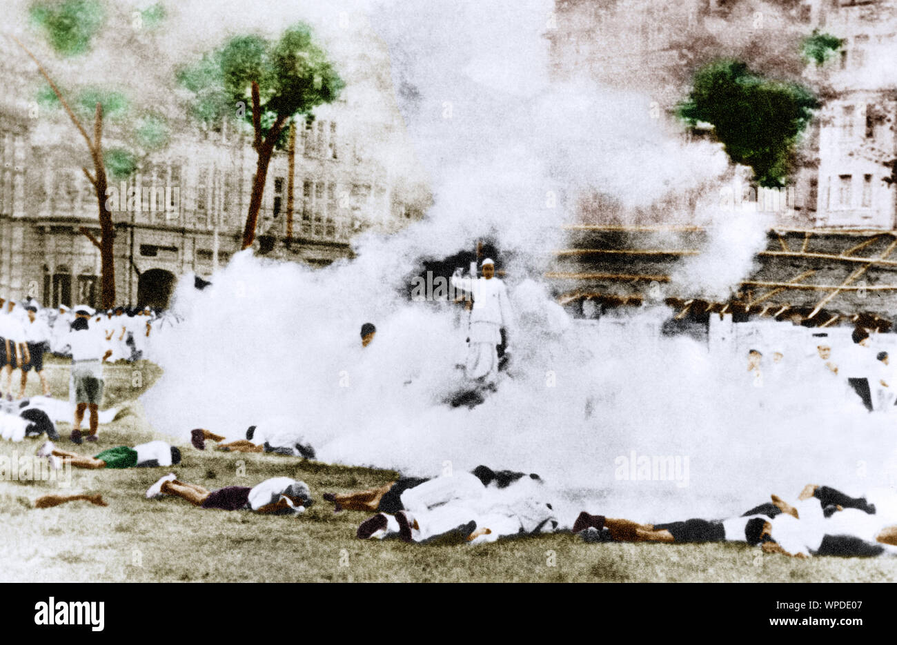 Gas lacrimógeno en el tanque de Gowalia Maidan, movimiento Quit India, lucha por la libertad, Bombay, Mumbai, India, Asia, 9 de agosto de 1942, imagen de la antigua cosecha de 1900s Foto de stock