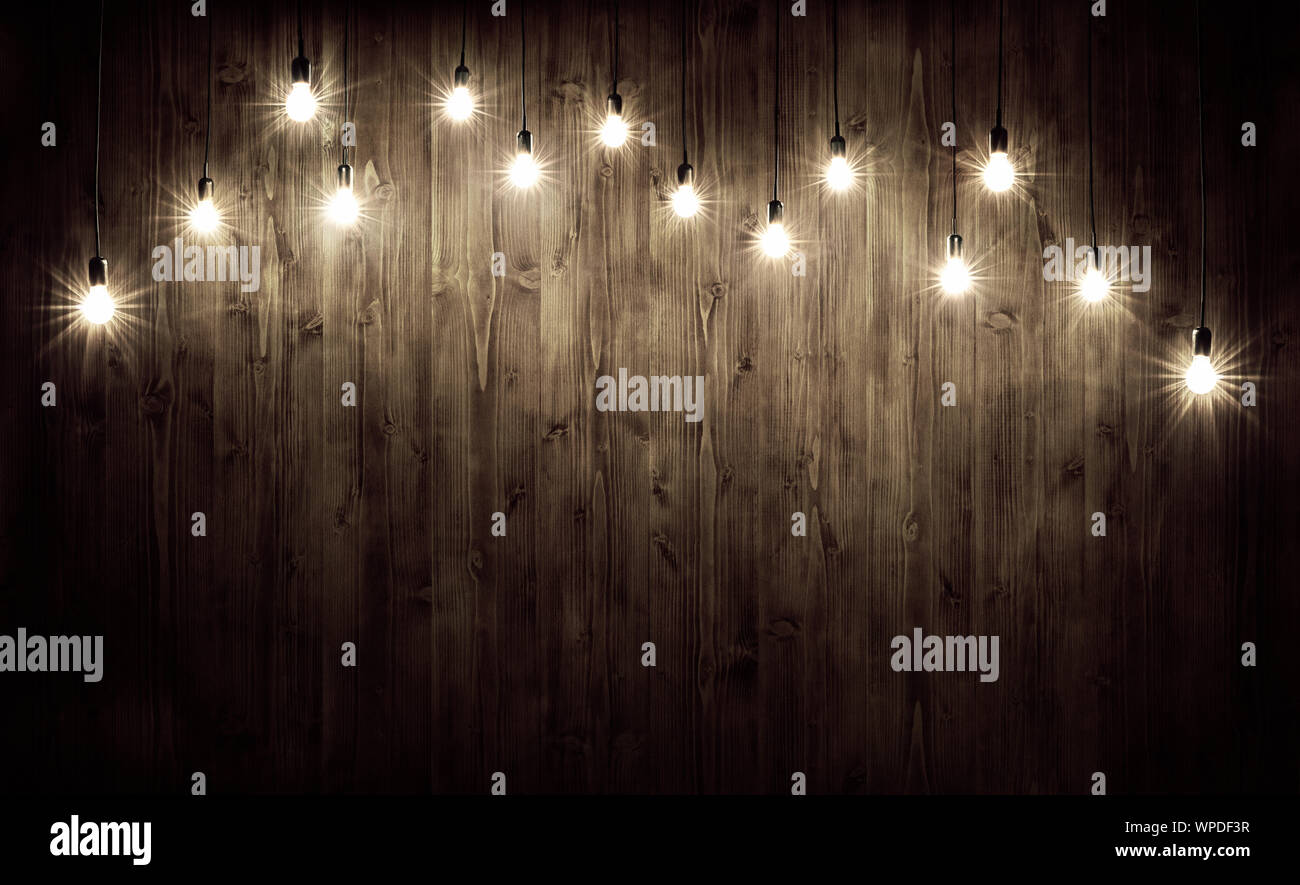 Las bombillas de luz de fondo de madera oscura. Foto de stock