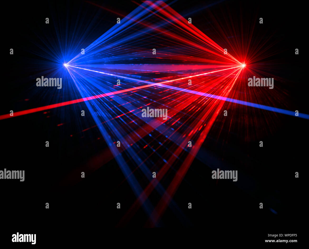 El haz de láser rojo y azul efectos luminosos sobre fondo negro Foto de stock