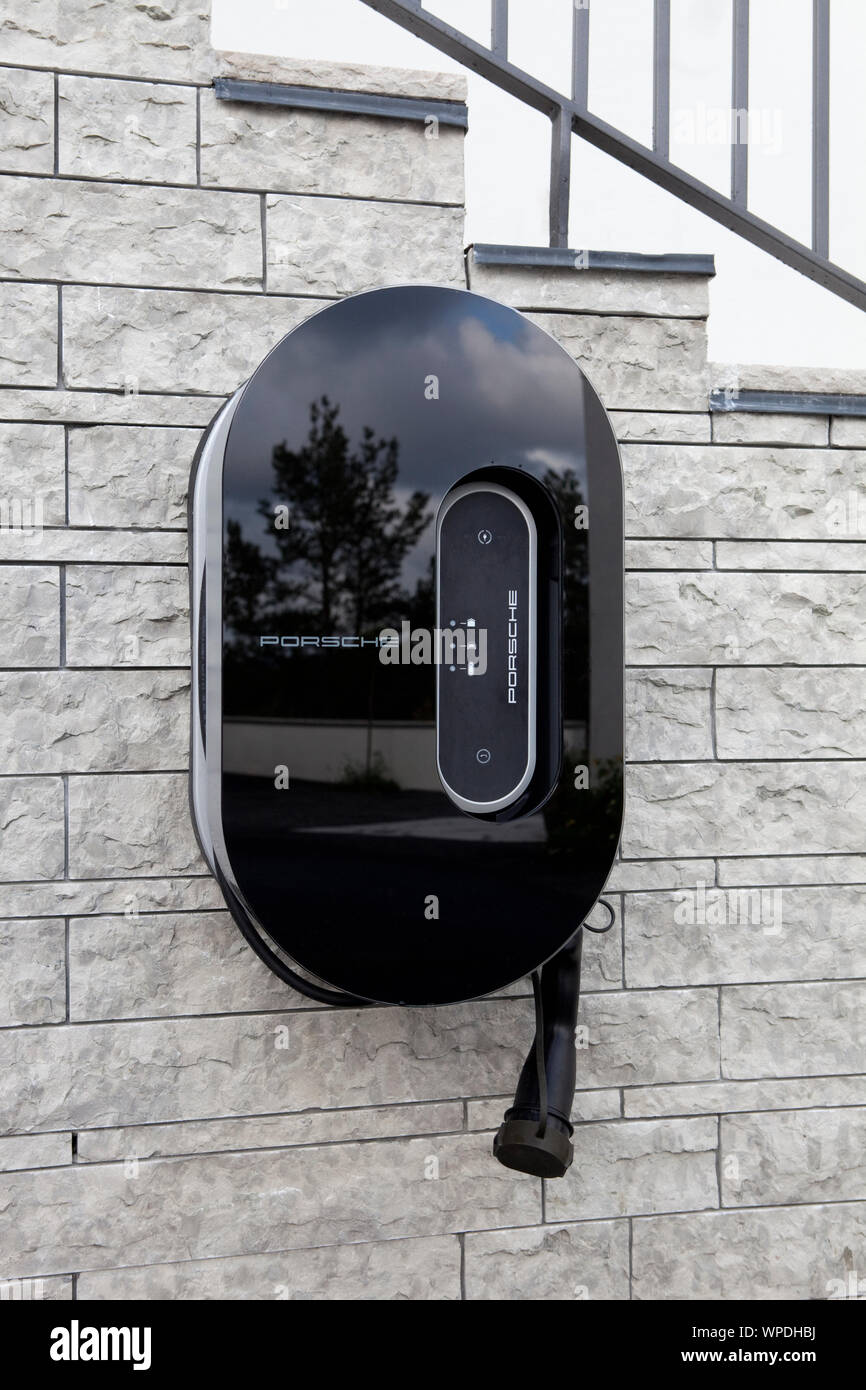 Inicio Cargador De Coche Electrico Para Porsche En La Pared De La