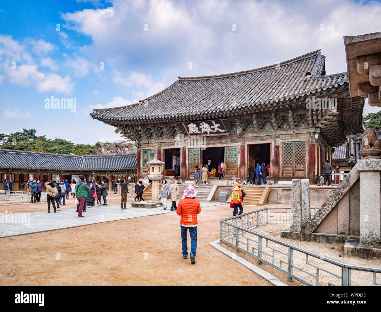 El 31 de marzo de 2019: Gyeong-Ju, Corea del Sur - los visitantes en el templo budista de Bulguksa, Gyeong-Ju, sitio del Patrimonio Mundial de la UNESCO. Foto de stock
