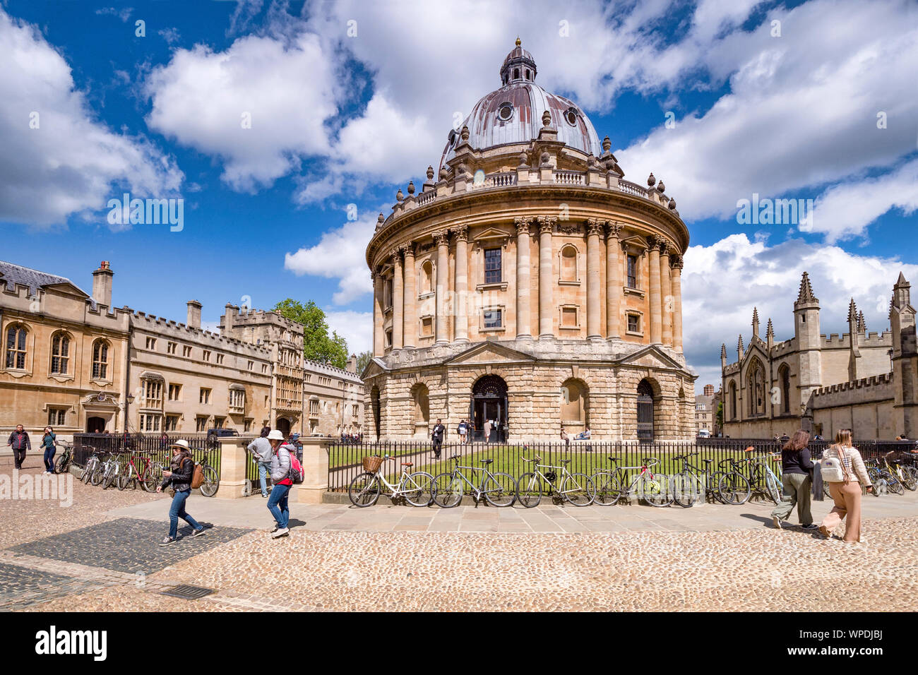 El 6 de junio de 2019: Oxford, UK - Turistas en la Radcliffe Camera, la famosa biblioteca académica, adjunta a la Universidad de Oxford, diseñado por James Gibbs en neo-clas Foto de stock