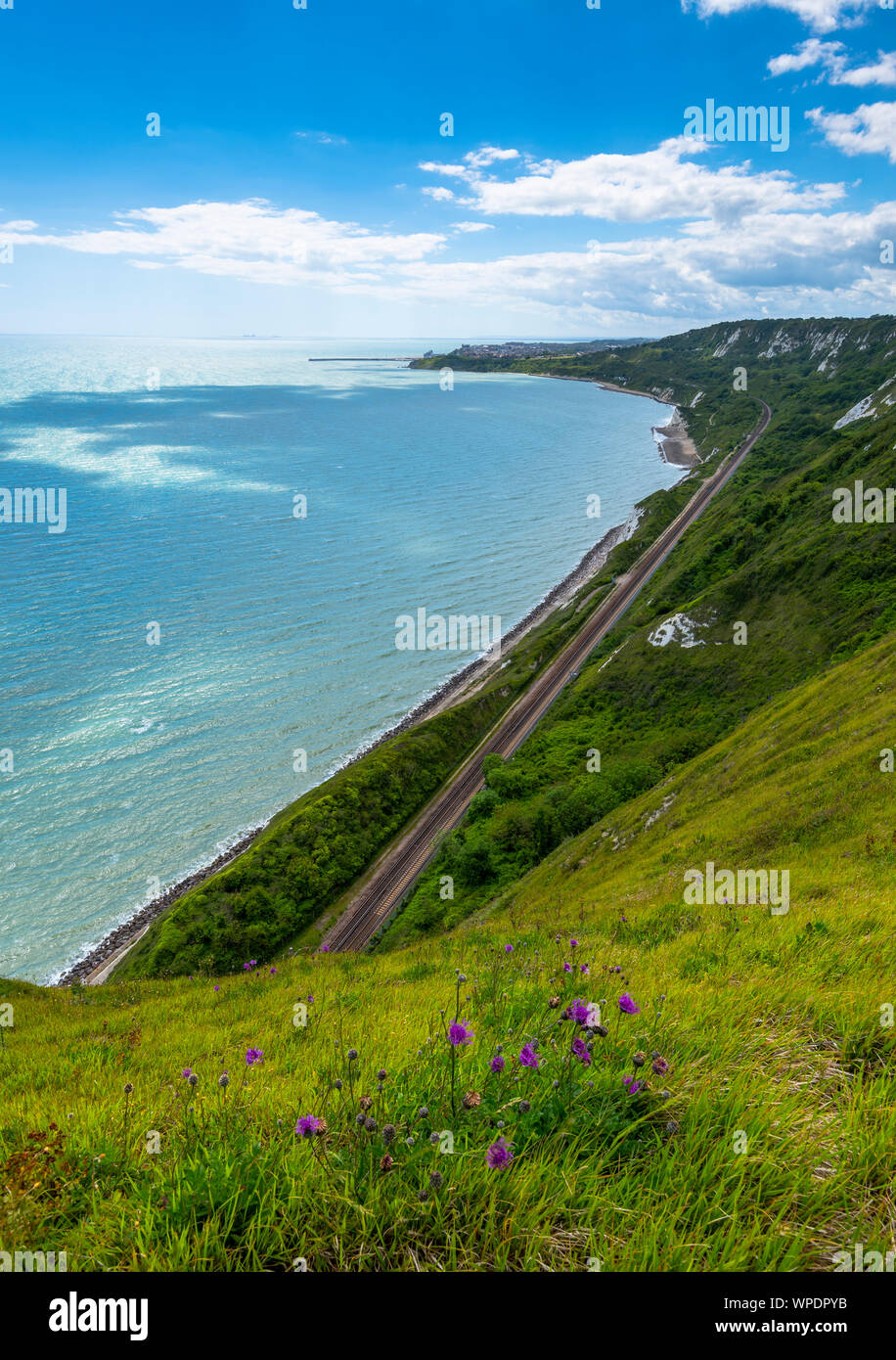 Una vista a lo largo de la costa de Kent hacia Folkestone desde los acantilados de Dover. Foto de stock