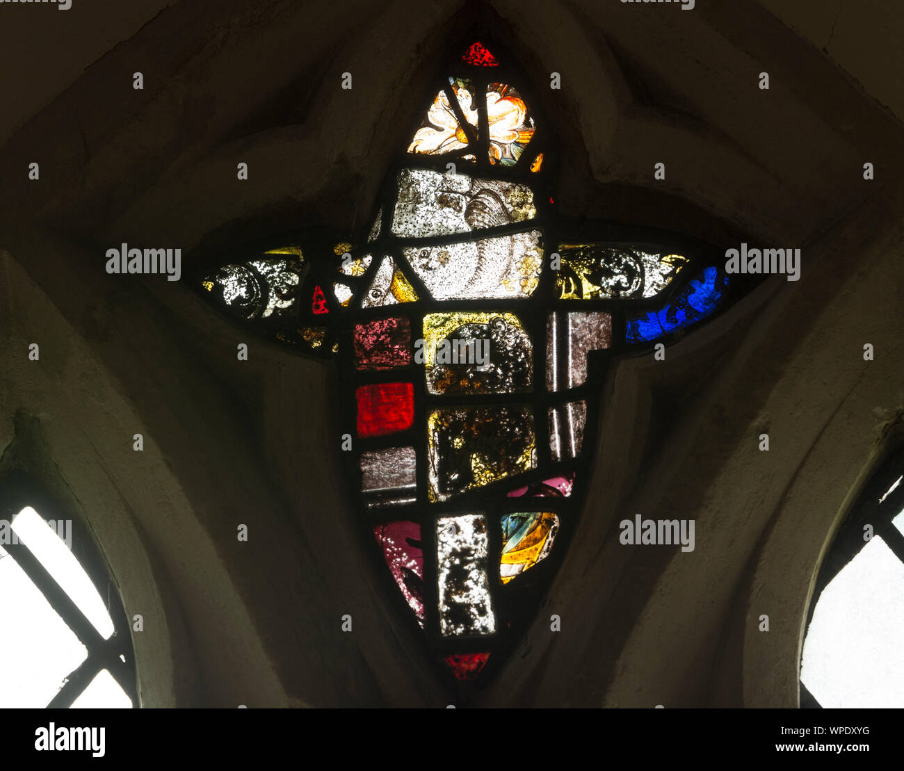 Fragmentos de vidrieras medievales, la Iglesia de Todos Los Santos, Preston, Gloucestershire, Inglaterra, Reino Unido. Foto de stock