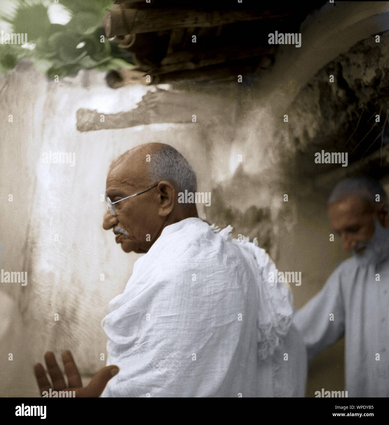 Mahatma Gandhi con Abdul Ghaffar Khan durante la marcha por la paz, Bihar, India, Asia, 22 de marzo de 1947 Foto de stock