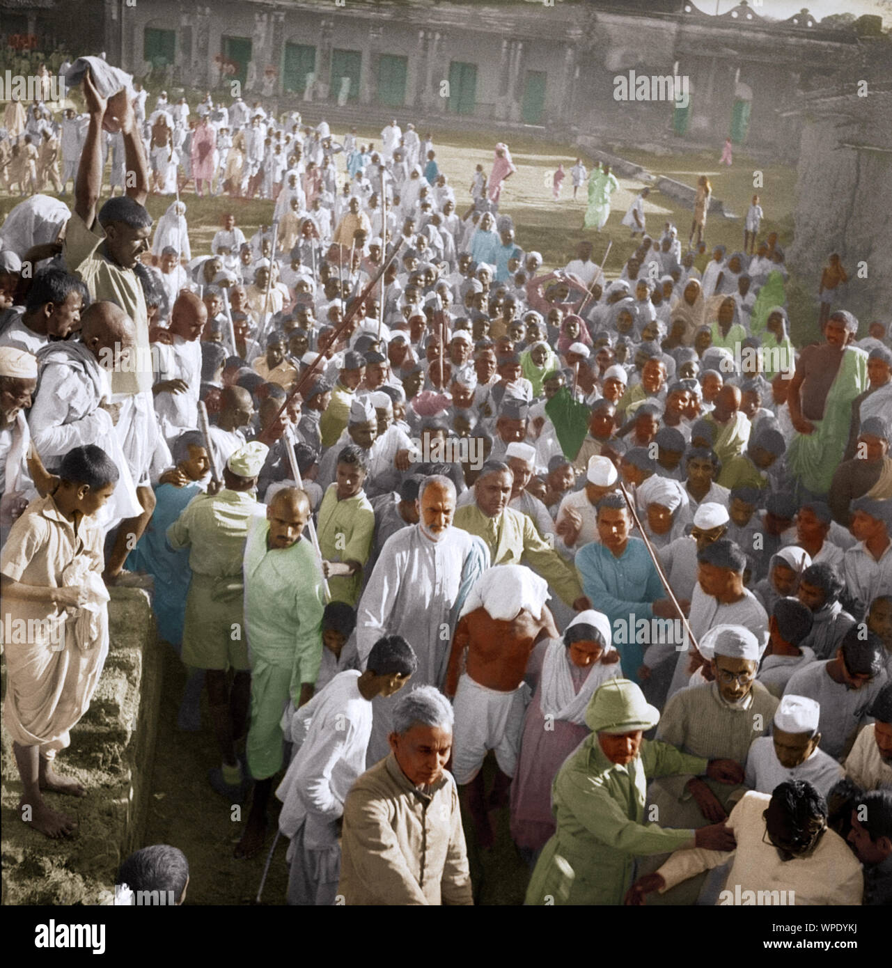 Mahatma Gandhi con Abdul Ghaffar Khan durante la marcha por la paz en Bihar, India, Asia, marzo de 1947 Foto de stock