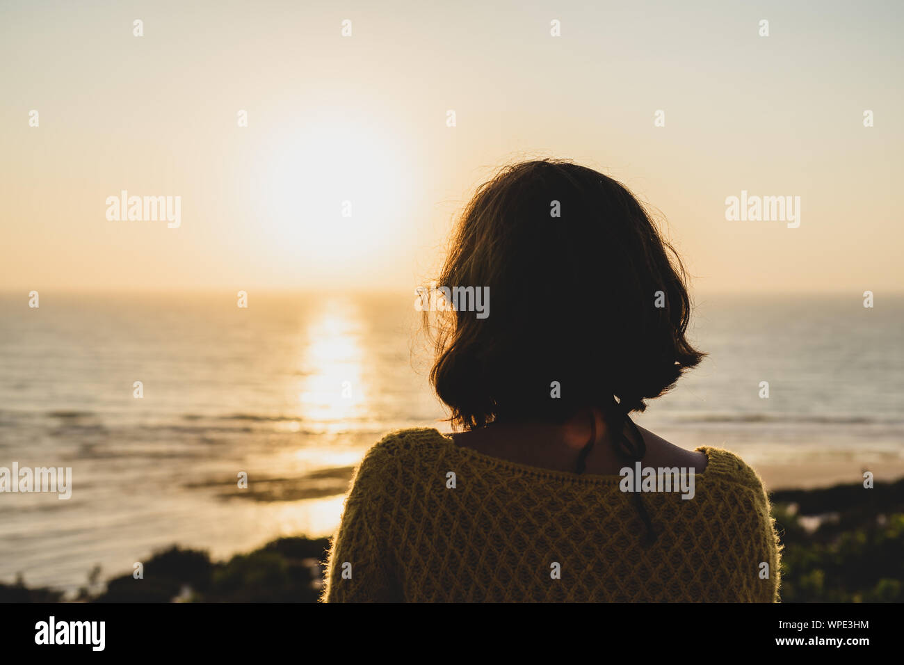 images Atardecer Fotos De Chicas En La Playa De Espalda https www alamy es mujer joven con un sueter amarillo contemplando el atardecer en la playa de abajo image271988128 html