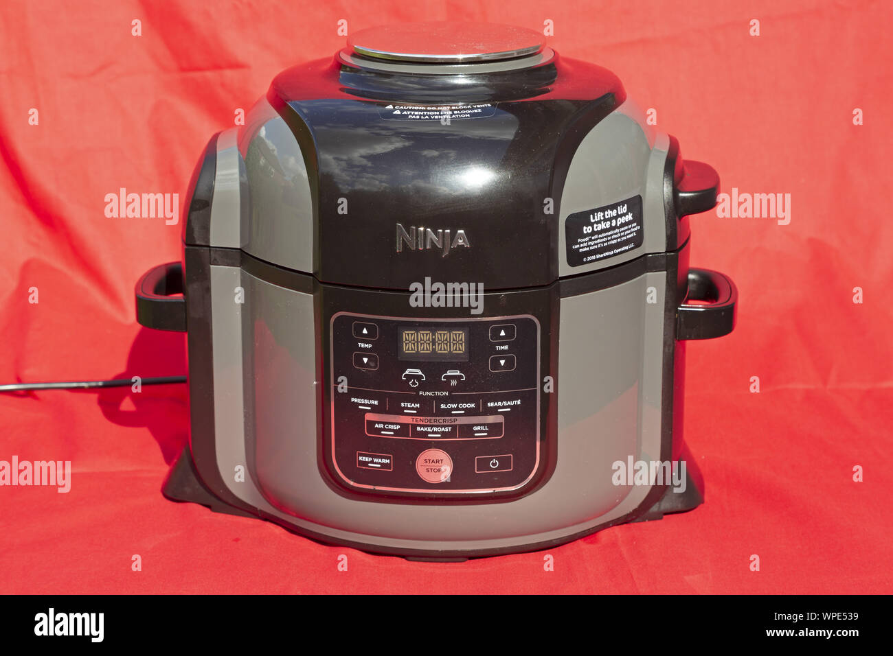 Un Ninja Foodi multi-cocina. El aparato puede cocinar, presión de vapor, rehogar, aire fresco, hornear, barbacoa, lento y cocinar los alimentos. Foto de stock