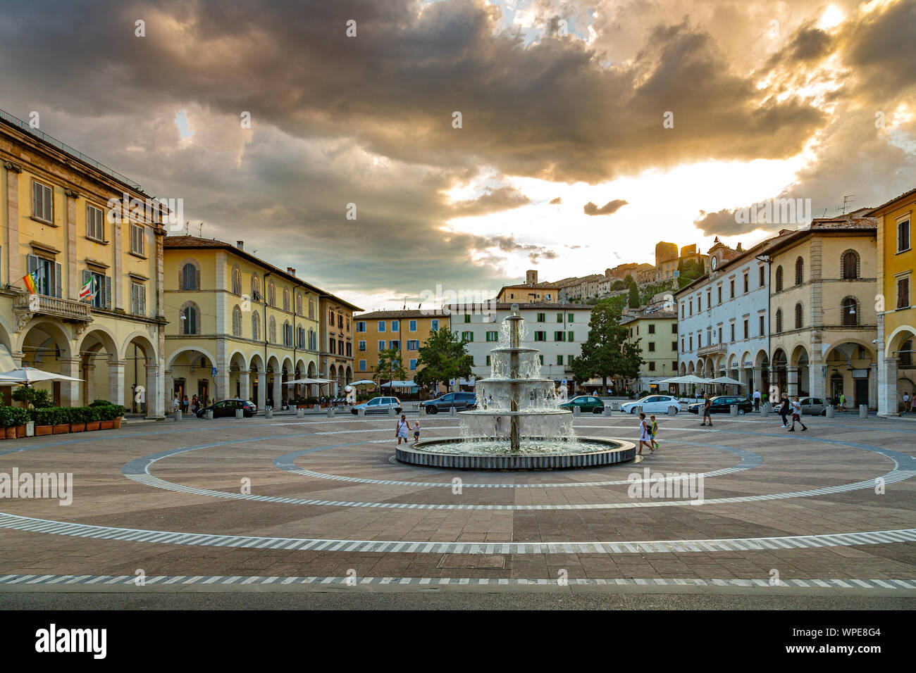 Plaza Arnolfo Di Cambio, Colle Val D'elsa, toscana, Italia Foto de stock