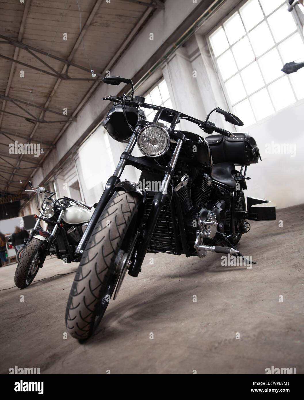 Cerrar. cool motos en exposición en la sala de exposiciones Fotografía de  stock - Alamy