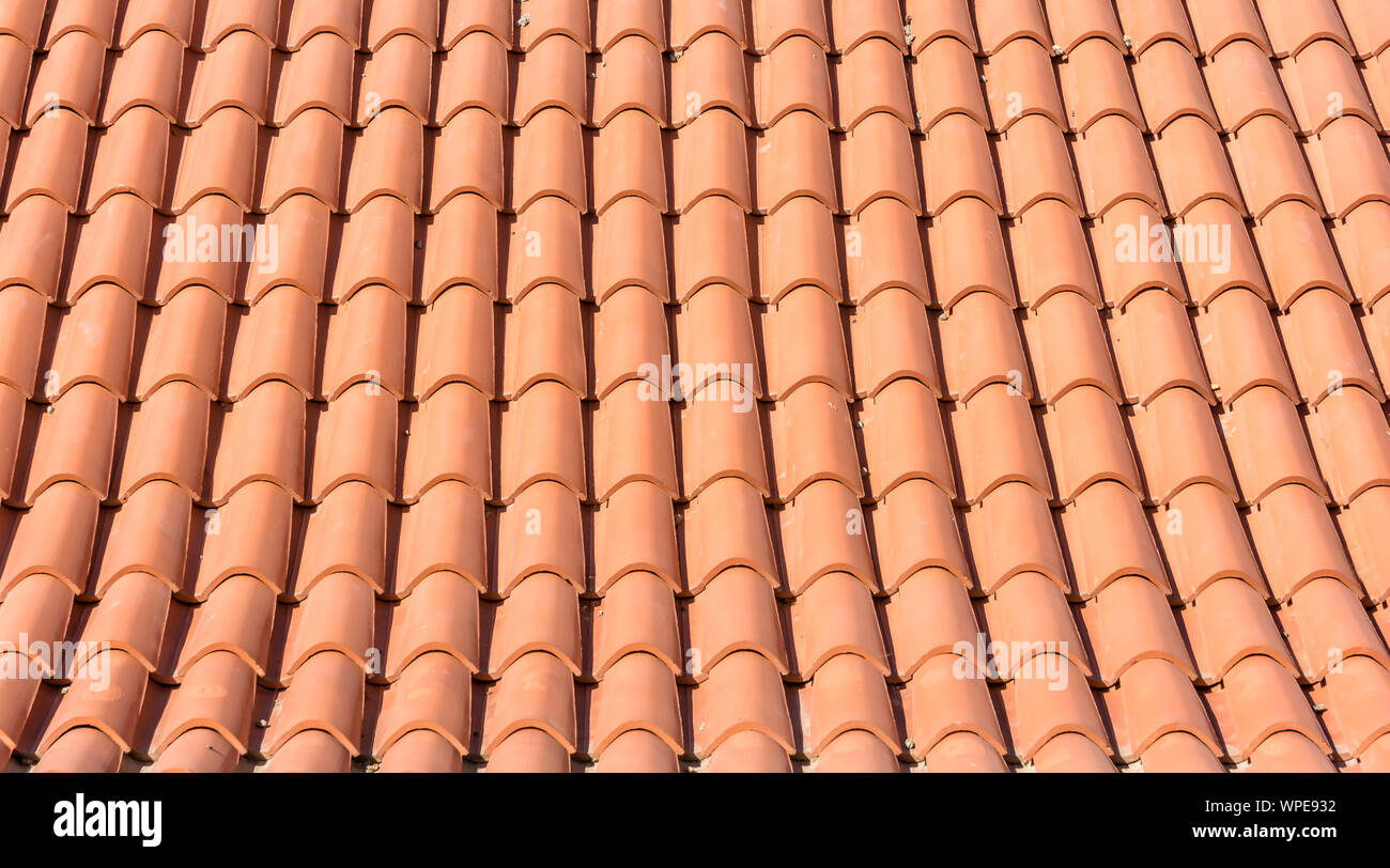 La textura de las tejas de naranja de un nuevo techo Fotografía de stock -  Alamy