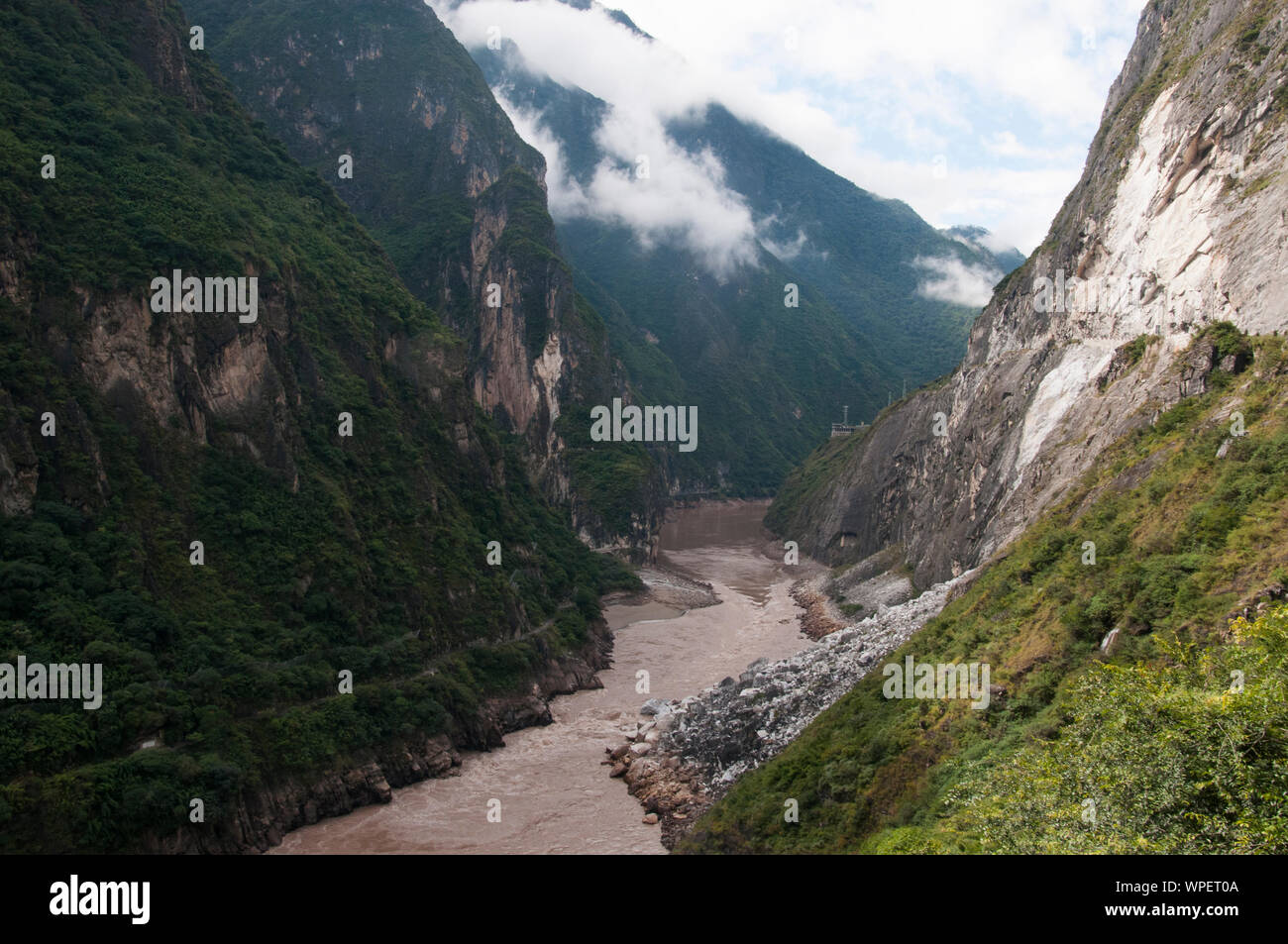 Tiger saltando Gorge es un cañón en el río Jinsha, afluente del Yangtze superior. Se encuentra a 60 km (37 millas) de N de Lijiang, Yunnan en el sudoeste de China. T Foto de stock