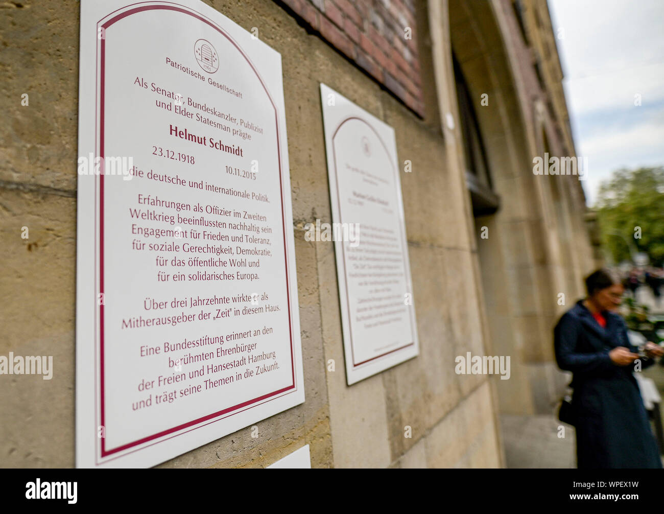 Hamburgo, Alemania. 09Sep, 2019. Una placa conmemorativa por el ex Canciller Helmut Schmidt se adjunta al edificio "Zeit". Con esta placa, la Sociedad Patriótica de 1765 conmemora el ex Canciller Federal. Schmidt trabajó como co-editor del semanario 'Die Zeit' durante más de 30 años. Crédito: Axel Heimken/dpa/Alamy Live News Foto de stock