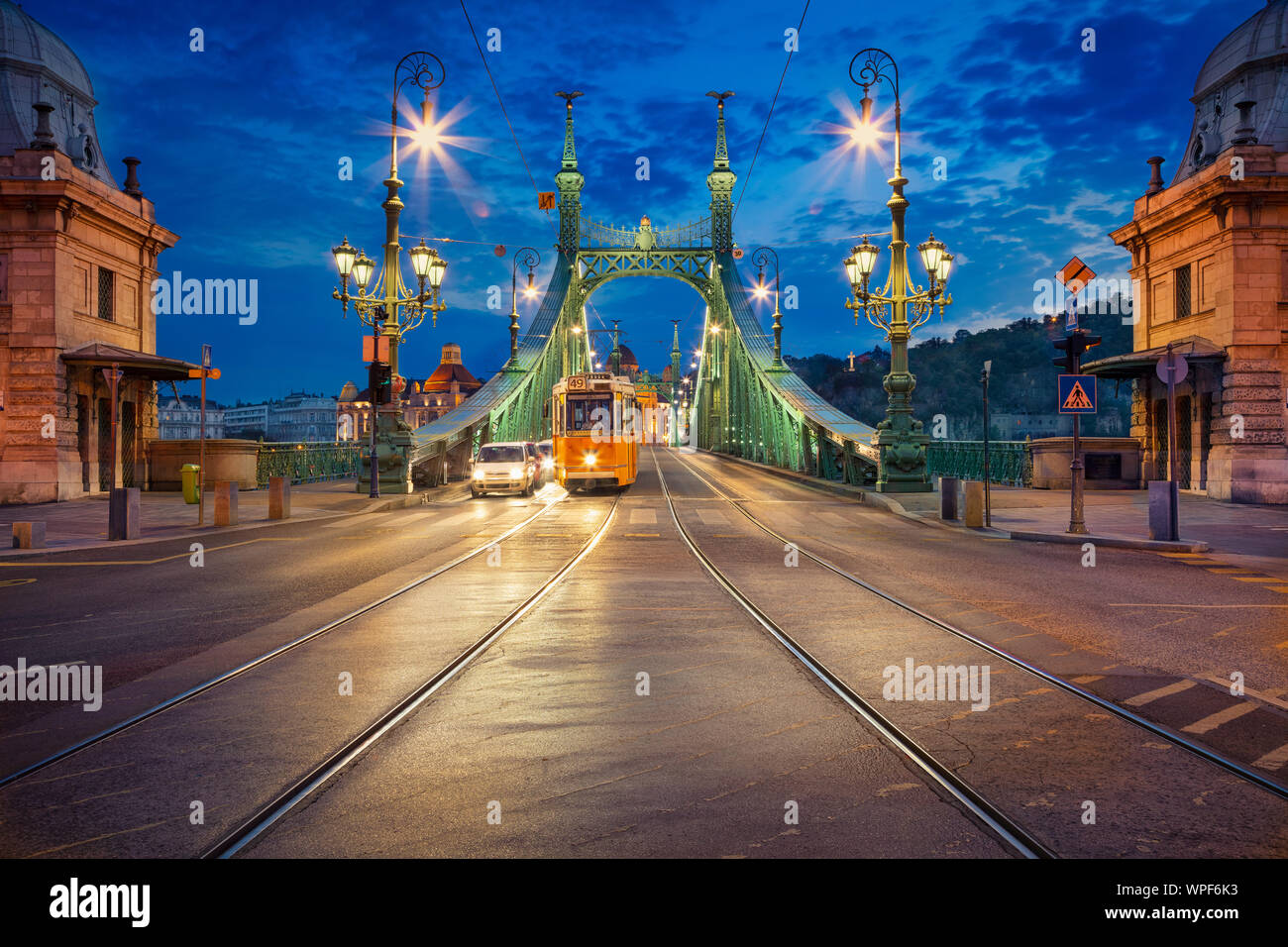 Puente Liberty, Budapest. Imagen del paisaje urbano de Budapest con Puente Liberty durante la hora azul crepúsculo. Foto de stock