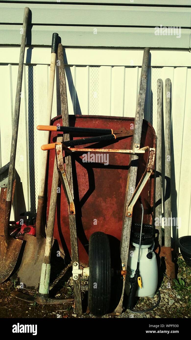 Equipos De Jardineria Contra La Pared Foto Imagen De Stock