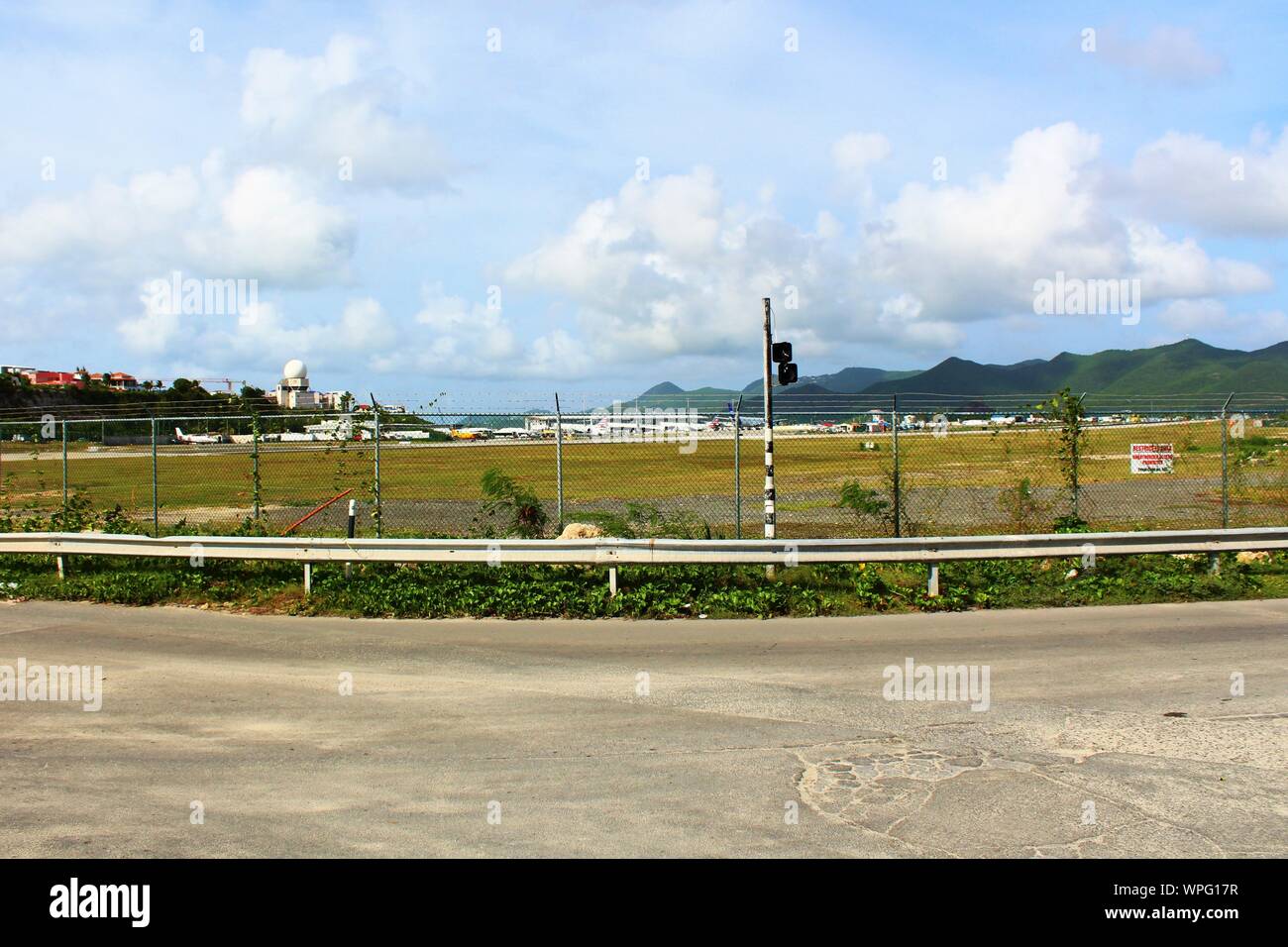 Vista de la pista de aterrizaje en el Aeropuerto Internacional Princess Juliana SXM, tomada desde el Sunset Beach Bar diner en Maho Beach, que está directamente detrás de SXM. Foto de stock