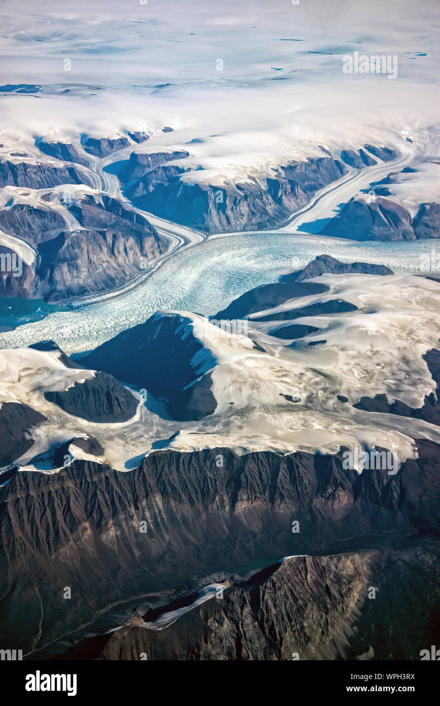 La costa occidental de Groenlandia, vista aérea del glaciar, las montañas y el océano Foto de stock