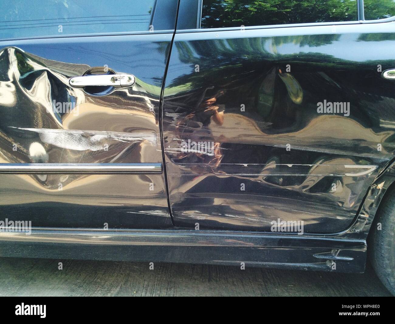 Puerta de coche abollada fotografías e imágenes de alta resolución - Alamy