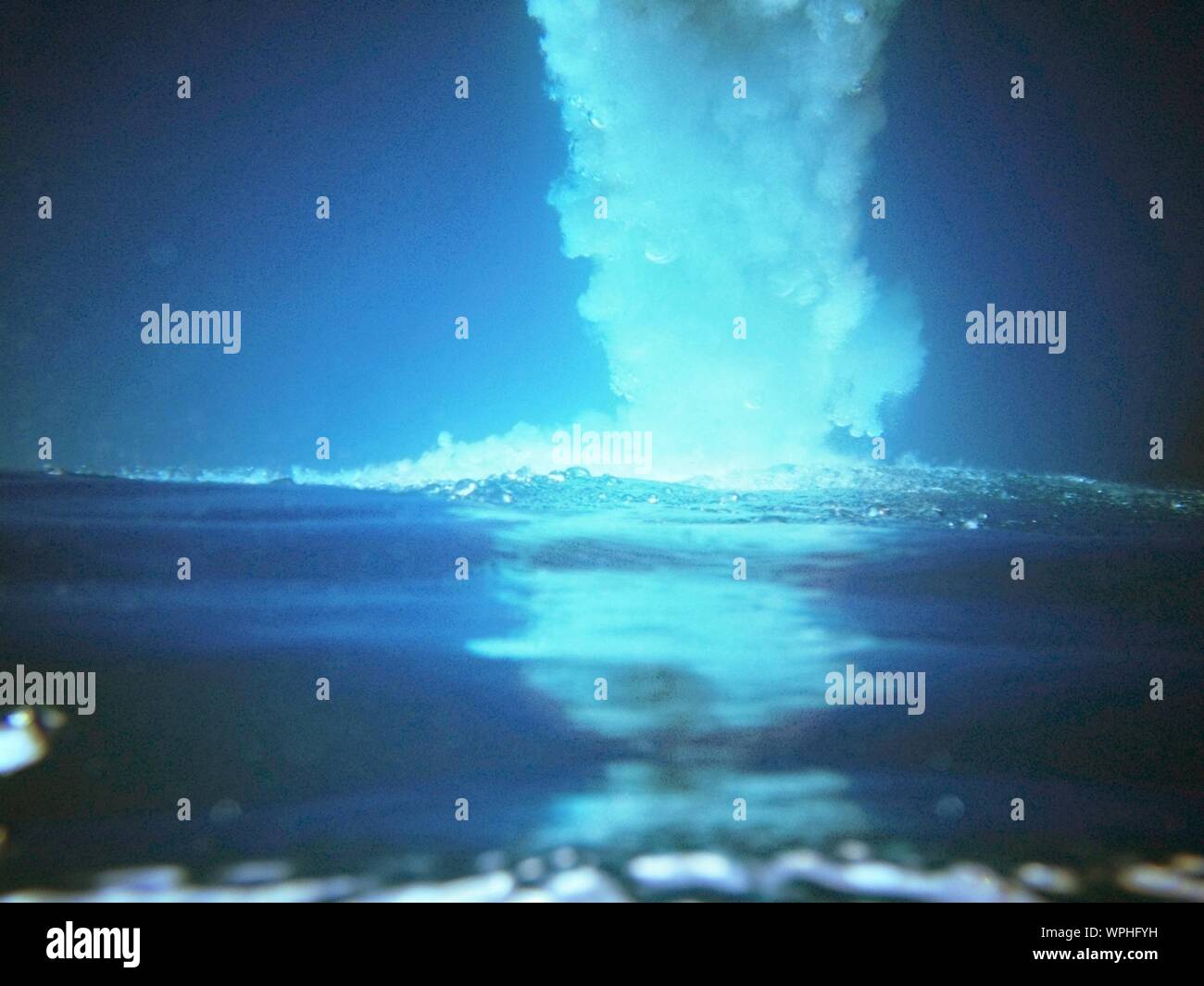 Boca abajo disparo de burbujas que ascienden a la superficie de las aguas  Fotografía de stock - Alamy