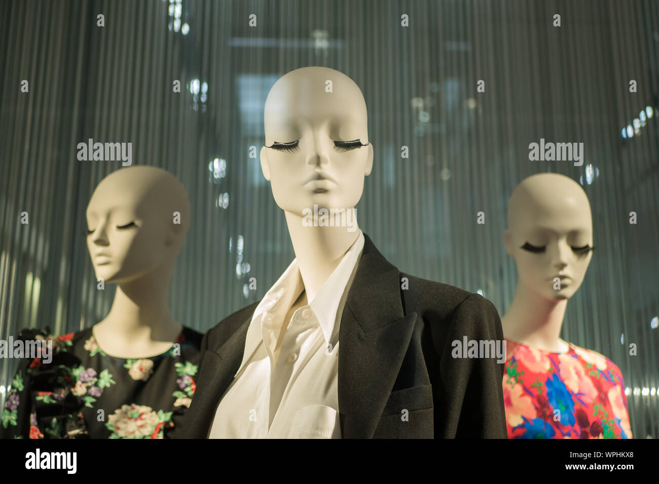 Exhibición de ropa maniquíes fotografías e imágenes de alta resolución -  Página 3 - Alamy