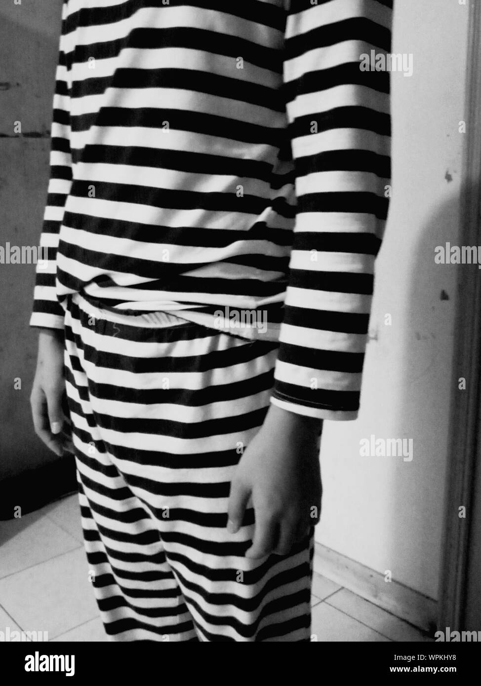 El niño con el pijama de rayas fotografías e imágenes de alta resolución -  Alamy
