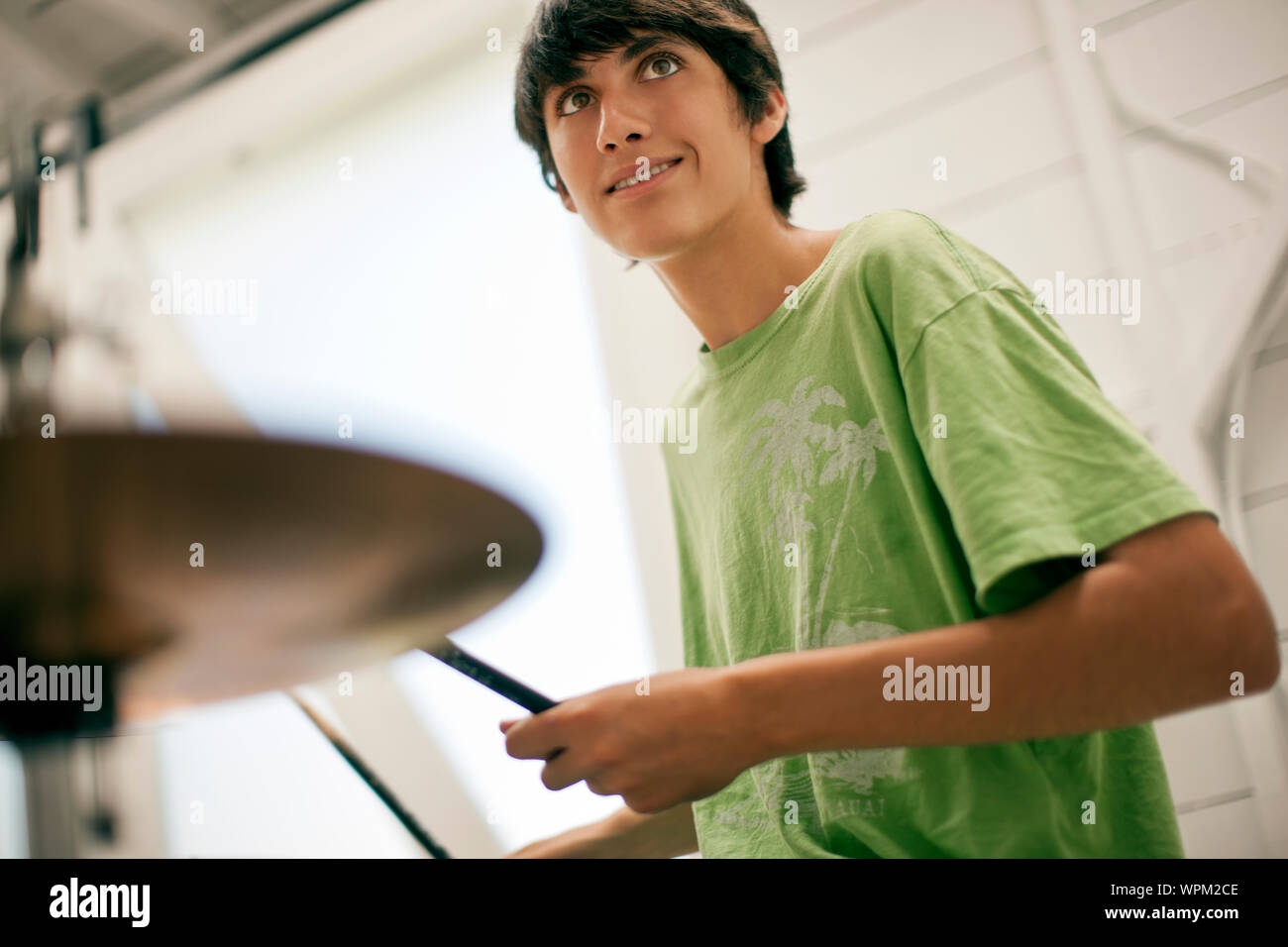 Adolescente tocando los tambores. Foto de stock