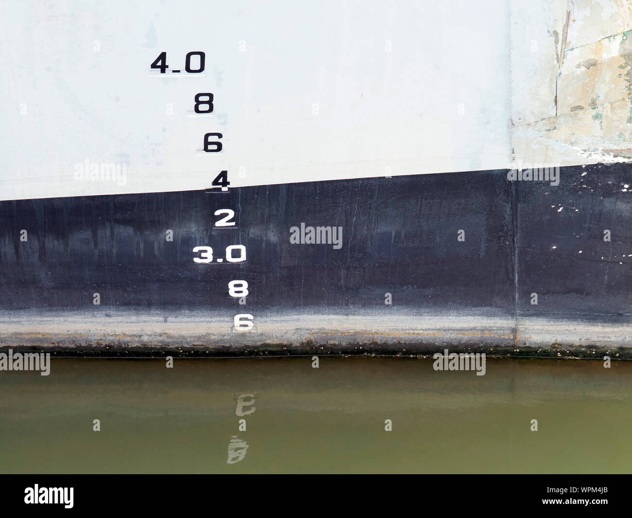 Línea de flotación números o marcas de calado sobre el casco de un buscaminas para mostrar el proyecto del buque en diversas condiciones de carga y de agua. Foto de stock