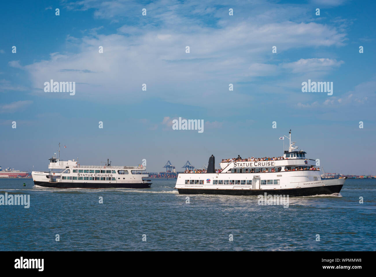 Ferry, vista de Nueva York pasando por transbordadores que navegan