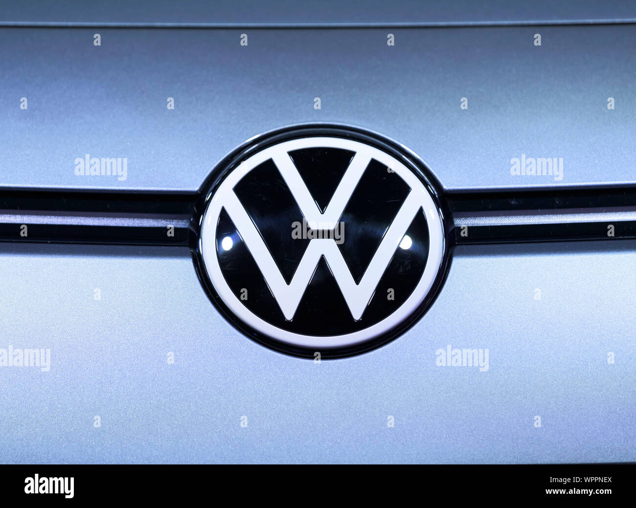 Volkswagen logo on car fotografías e imágenes de alta resolución - Alamy
