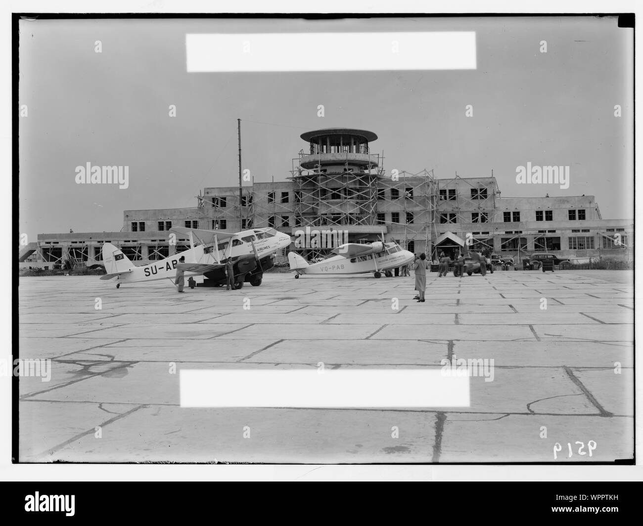 Aeropuerto de Lydda. La construcción del aeropuerto mostrando un avión Misr & Palestina avión Airways Foto de stock
