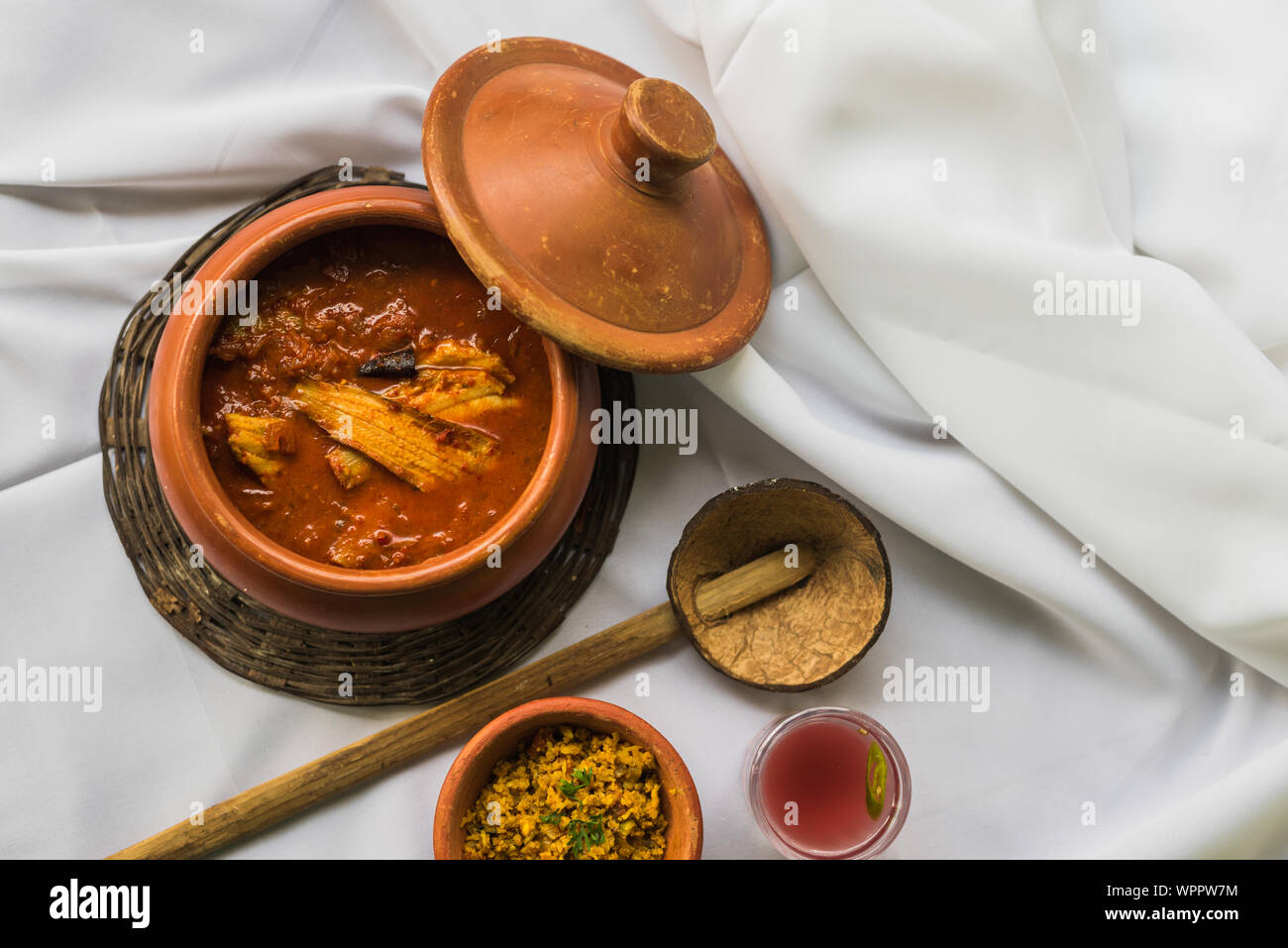 Mariscos de Goan curry servido tradicionalmente con jugo kokum y pequeños camarones Foto de stock