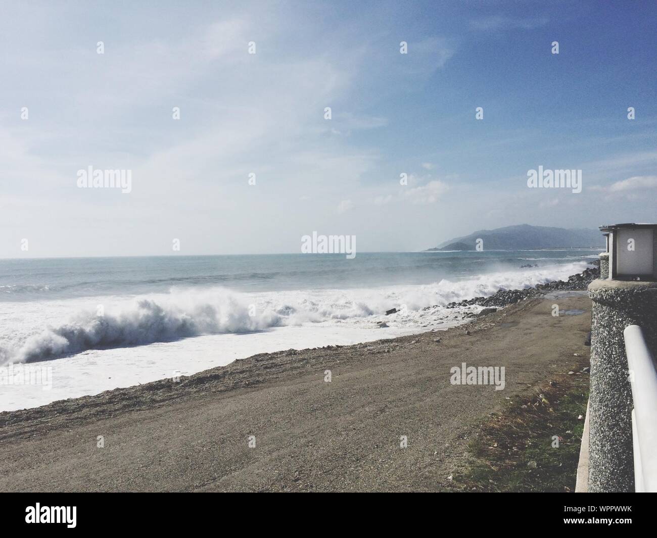 Costa con olas y el horizonte sobre el agua Foto de stock