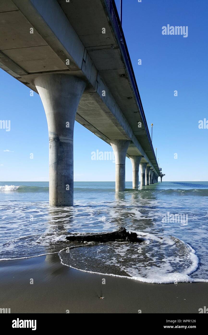 Ángulo de visión baja de New Brighton Pier Foto de stock
