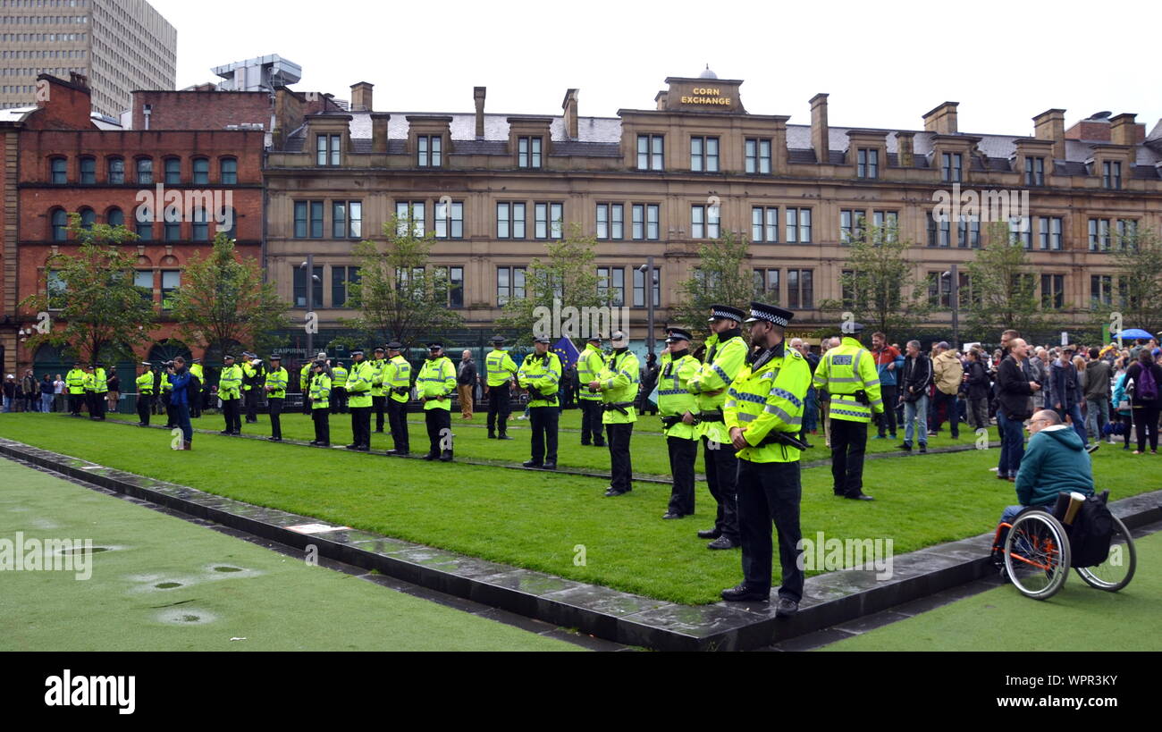 Los agentes de policía desplegados en una manifestación en los jardines de la Catedral en el centro de Manchester, Reino Unido Foto de stock