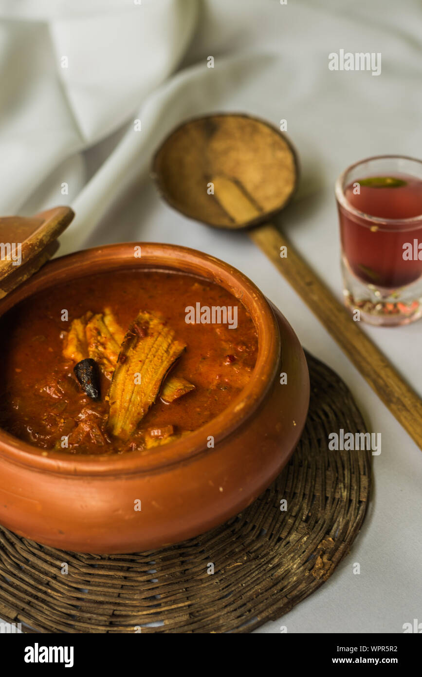 Mariscos de Goan curry servido tradicionalmente con jugo kokum y pequeños camarones Foto de stock