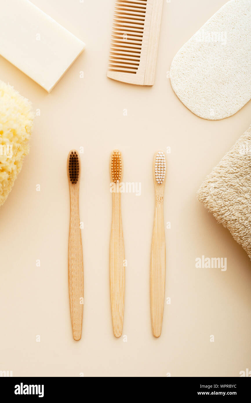 Cero residuos de plástico y de concepto libre de bambú con cepillo de dientes, toalla, esponja marina, esponja, jabón, cepillo para el pelo de madera. Eco-amigable el baño. Natural Foto de stock