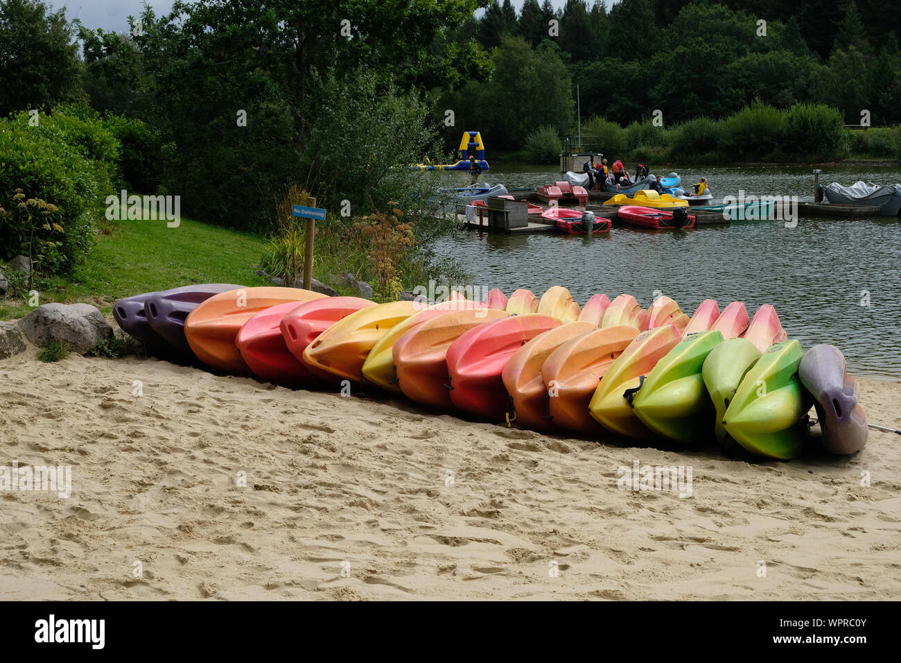 Kayaks coloridos kayak fila colorido fotografías e imágenes de alta resolución -