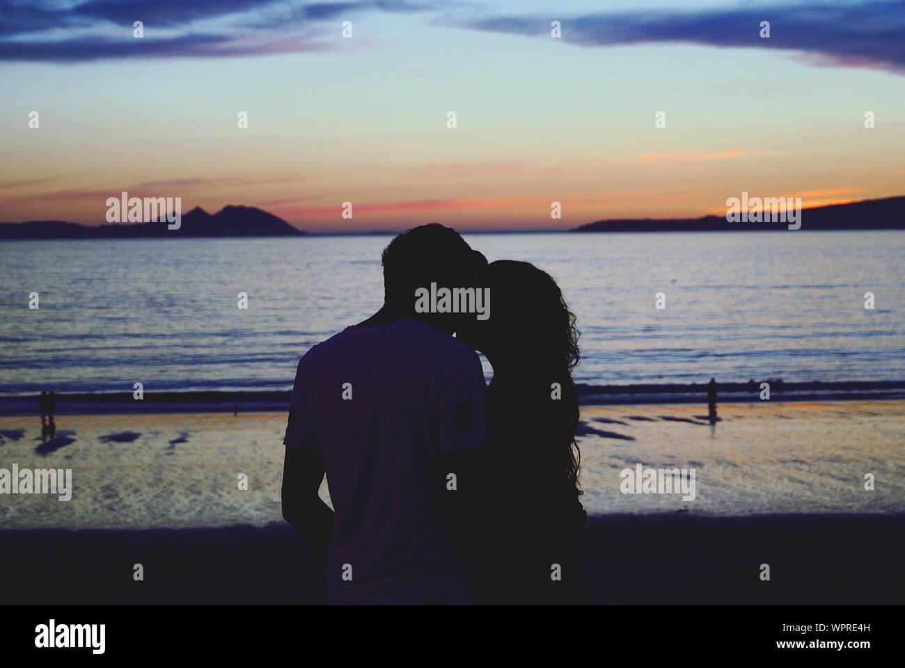 Pareja besándose en la playa fotografías e imágenes de alta resolución - Alamy Pareja besándose en la playa fotografías e imágenes de alta resolución - Alamy