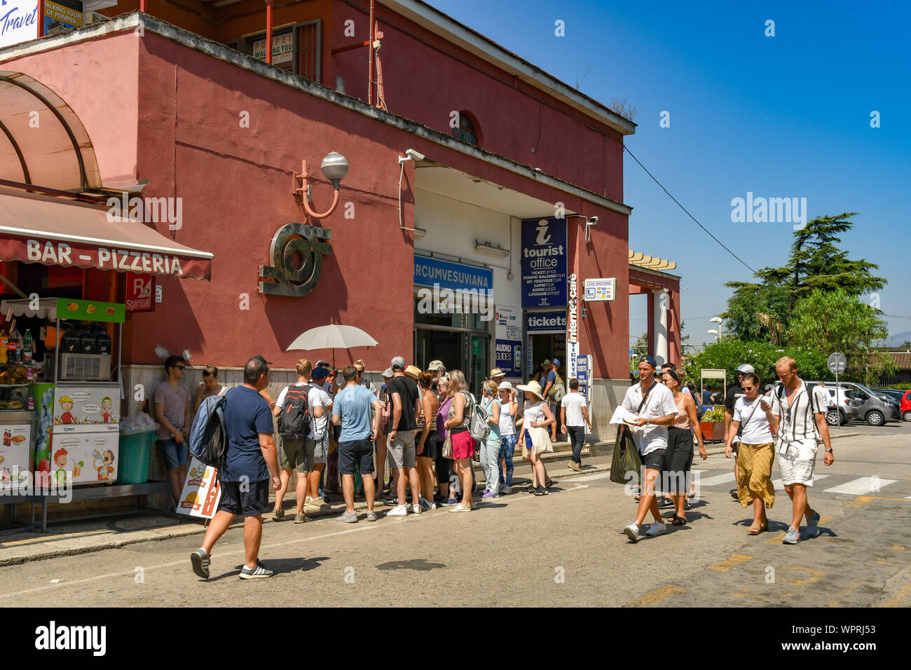 Pompeya, cerca de Nápoles, Italia - Agosto 2019: grupo de visitantes dejando la entrada de la estación de Pompeii Scavi para visitar las ruinas históricas Foto de stock