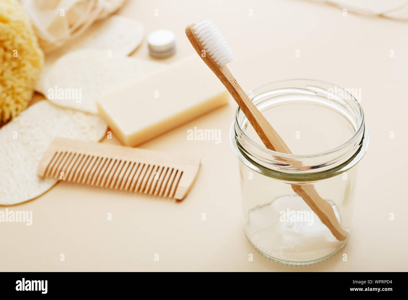 Cero residuos de plástico y de concepto libre de bambú con cepillo de dientes, toalla, esponja marina, esponja, jabón, cepillo para el pelo de madera. Eco-amigable el baño. Natural Foto de stock