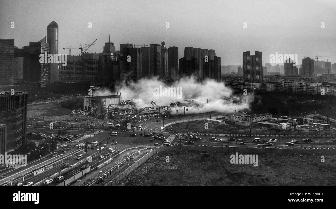 Emisión de humo desde el sitio de construcción contra el cielo en la ciudad Foto de stock