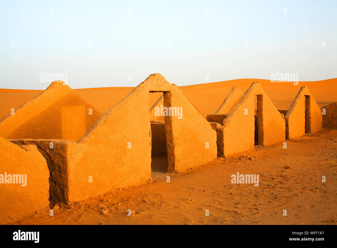 Estructura construida en el desierto Foto de stock