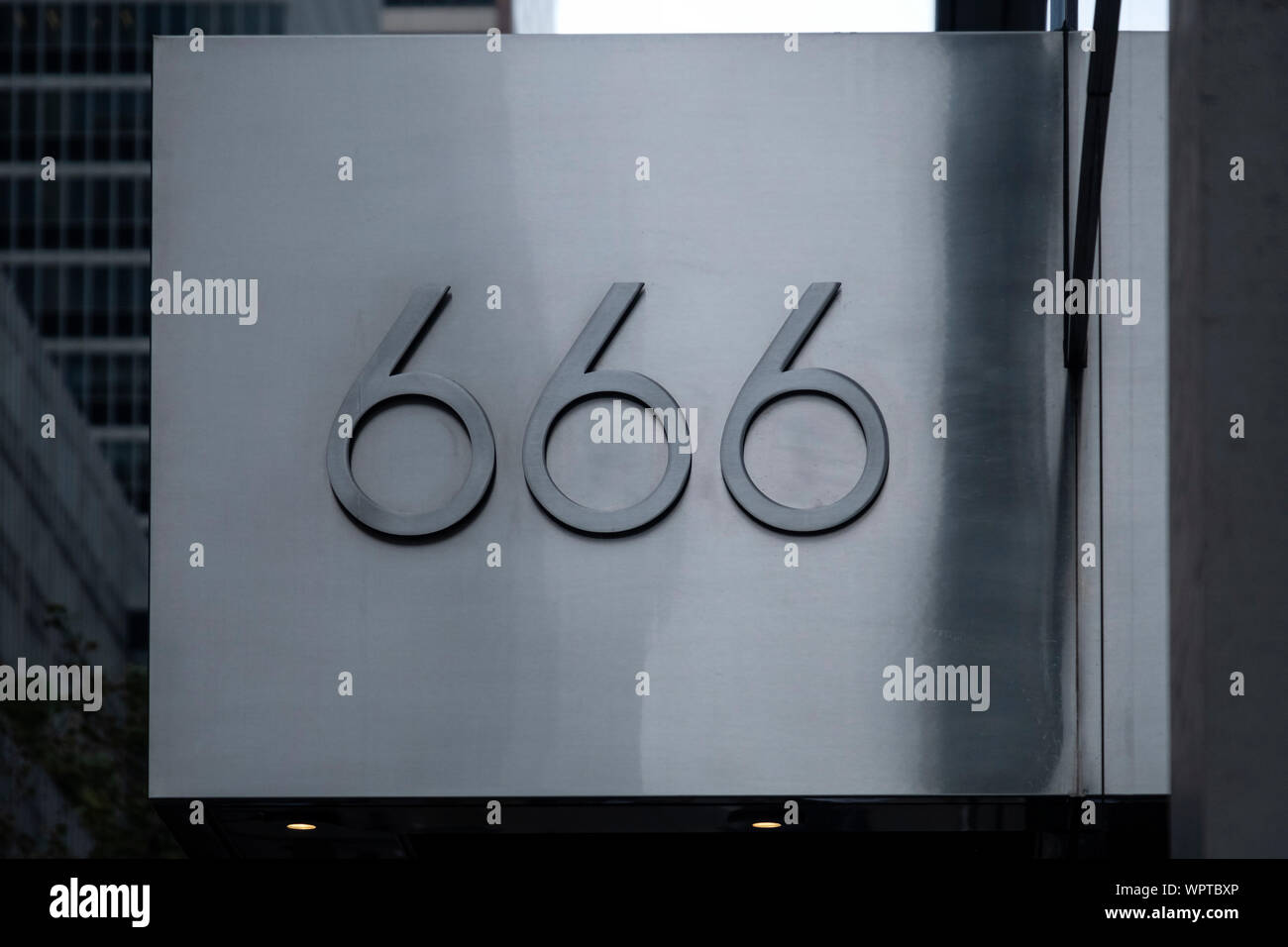666 La entrada del edificio de oficinas, la Quinta Avenida, Manhattan, Nueva York, EE.UU. Foto de stock